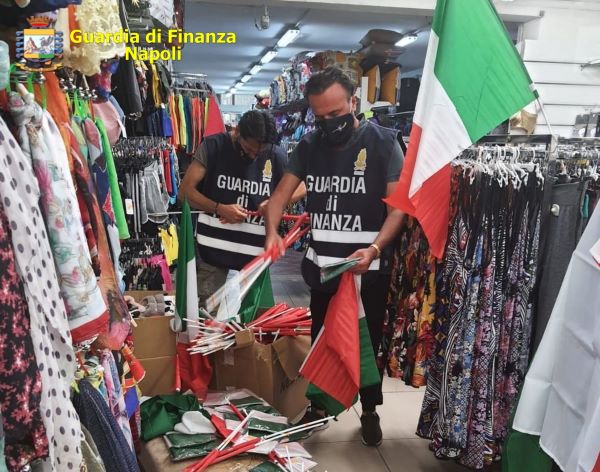 Napoli, lotta alla contraffazione: GdF sequestra 1,6 milioni di falsi prodotti Euro 2020