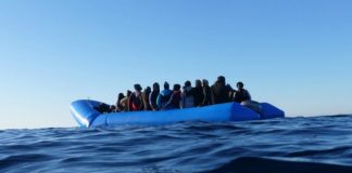 Nave Ong con 41 migranti dalla Libia sbarcata a Napoli