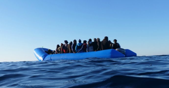 Nave Ong da 2anews.it Nave Ong con 41 migranti dalla Libia sbarcata a Napoli