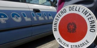 Napoli, 21enne incastrato nell’auto in fiamme dopo incidente: salvato dalla Polizia Stradale