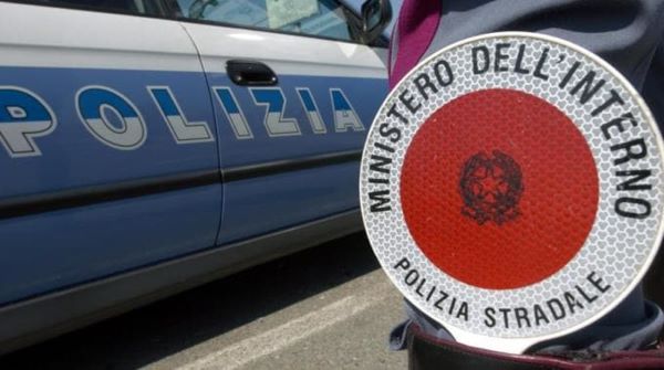 Napoli, 21enne incastrato nell’auto in fiamme dopo incidente: salvato dalla Polizia Stradale Napoli, 21enne incastrato nell’auto in fiamme dopo incidente: salvato dalla Polizia Stradale