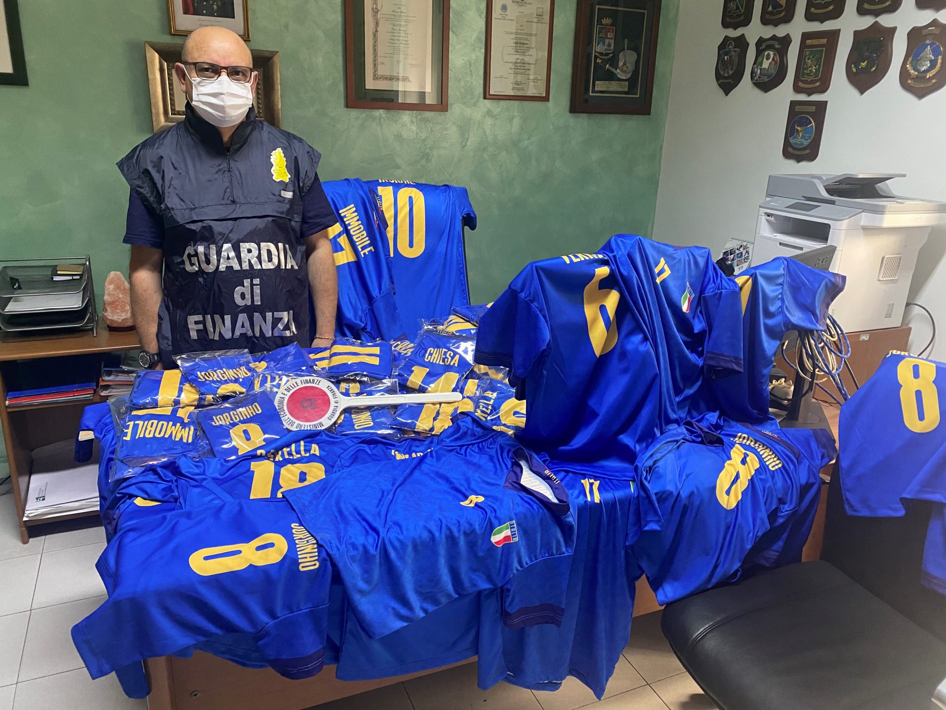 Benevento: maxi sequestro maglie contraffatte della nazionale