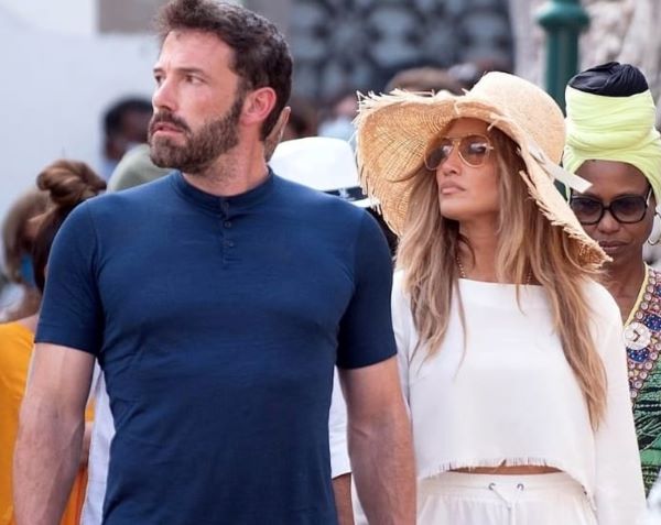 Jennifer Lopez e Ben Affleck, romantica vacanza in Campania: il loro yacht è a Napoli