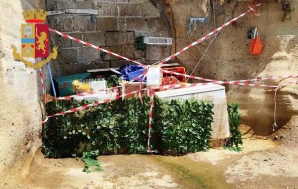 Posillipo, a Marechiaro sequestrati lettini abusivi, bibite e alimenti. Denunciato un 69enne