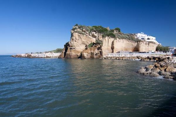 Monte di Procida, si getta in mare per salvare due ragazzini: 57enne disperso