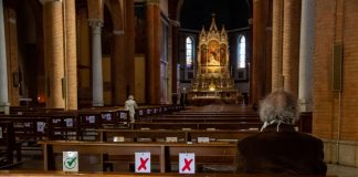 Covid, regole messa: no green pass, sì al distanziamento