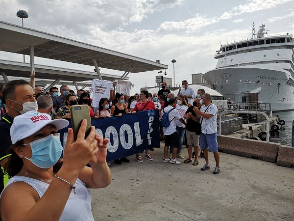 Stabilimento Whirlpool di Napoli, protesta al Porto: bloccati gli imbarchi per le isole