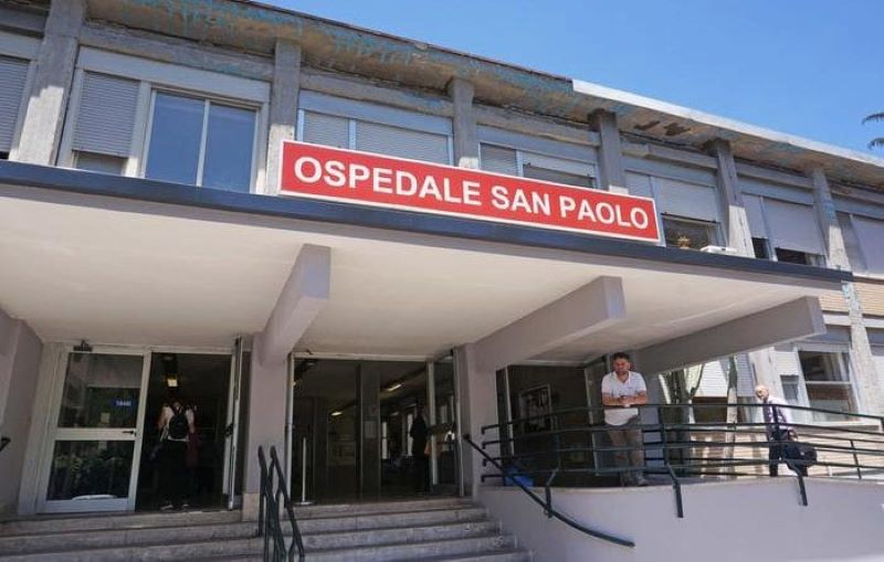 Ospedale San Paolo, attesa troppo lunga: donna di 66 anni aggredisce infermiera con una sega