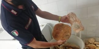 Marigliano, pane ammuffito custodito vicino i pozzetti delle fogne: sequestrati oltre 200 kg di prodotti