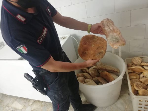 Marigliano, pane ammuffito custodito vicino i pozzetti delle fogne: sequestrati oltre 200 kg di prodotti