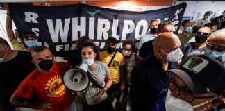 Whirlpool di Napoli, proteste alla stazione: operai bloccano binari dell’alta velocità