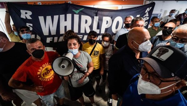 Whirlpool di Napoli, proteste alla stazione: operai bloccano binari dell’alta velocità