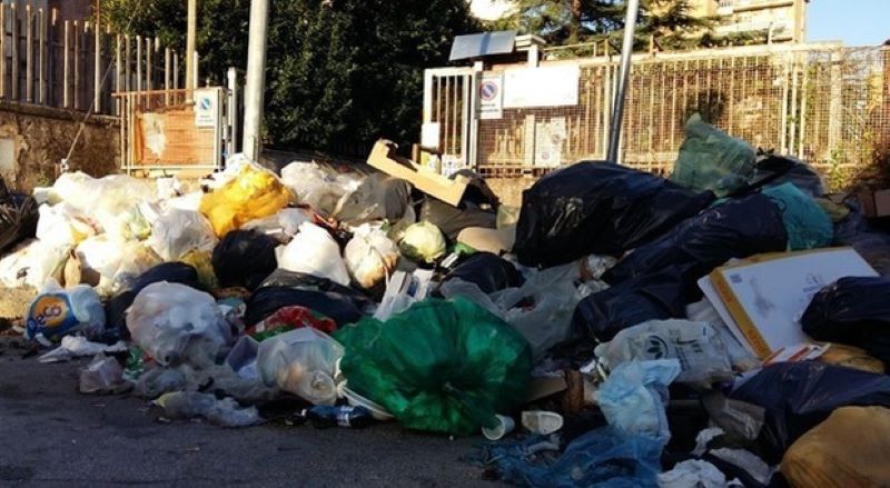 Napoli, sciopero della ditta di nettezza urbana: cumuli di rifiuti a terra