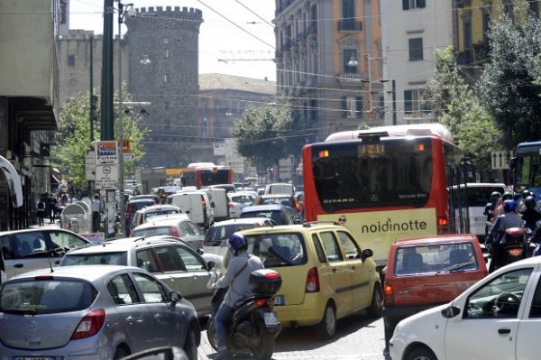 Ingorghi stradali, i napoletani perdono 110 ore all'anno