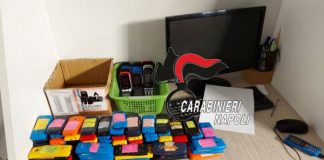 Centrale della truffa a Grumo Nevano: 11 denunce e sequestrati oltre 1000 telefoni e decine di PC