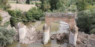 Apice, crolla l'antico ponte sul fiume Calore