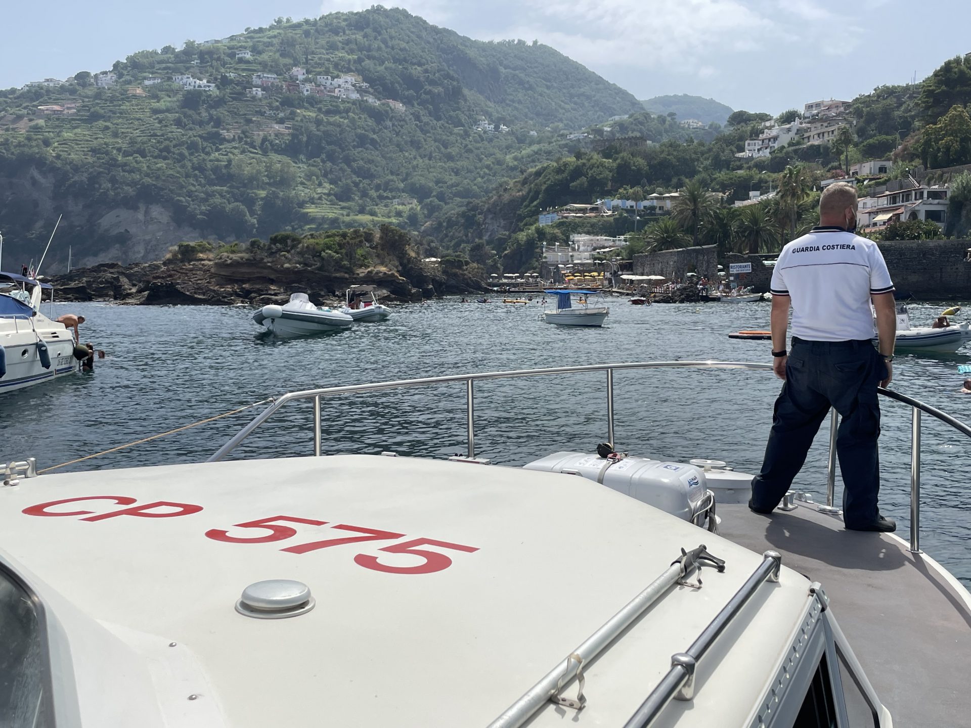 Ischia, la Guardia Costiera soccorre tre adulti e due bambini a bordo di un gommone in avaria