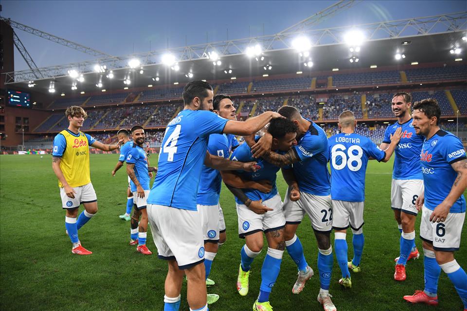 Calcio Napoli, vittoria sul Genoa con la forza e con la "rosa"