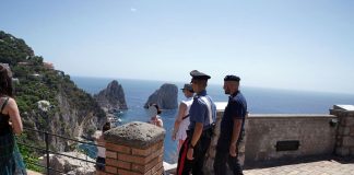 Capri, vendeva marijuana ai bagnanti: denunciato