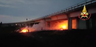 Castel Volturno, incendio tra i rifiuti