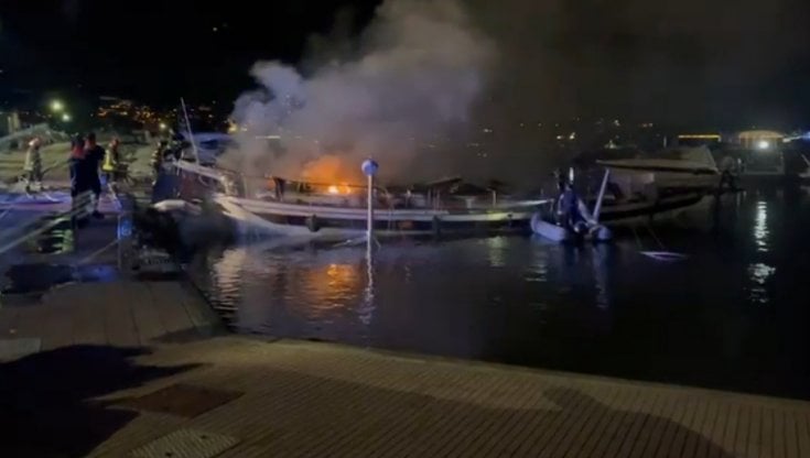 Castellammare di Stabia, 29enne muore nell'incendio di una barca