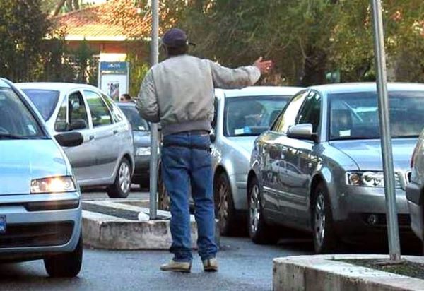 Fuorigrotta, 12 parcheggiatori abusivi per Napoli-Ajax