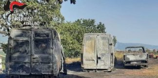 Bagnoli Irpino e Flumeri, due roghi nella notte: distrutti furgoni e auto