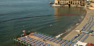 Posillipo, il Comune chiude i lidi per rischio frane