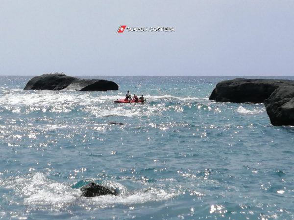 ISCHIA: soccorso un bagnante in mare a "Citara" e domato un incendio a bordo di un'imbarcazione in porto a Forio" 