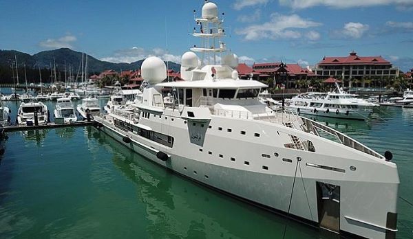 Ischia, arriva l’ex emiro del Qatar: vacanza con una flotta di sette yacht