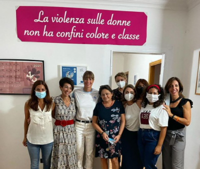 Federica Pellegrini visita Casa Fiorinda, la casa protetta di Napoli che ospita donne maltrattate