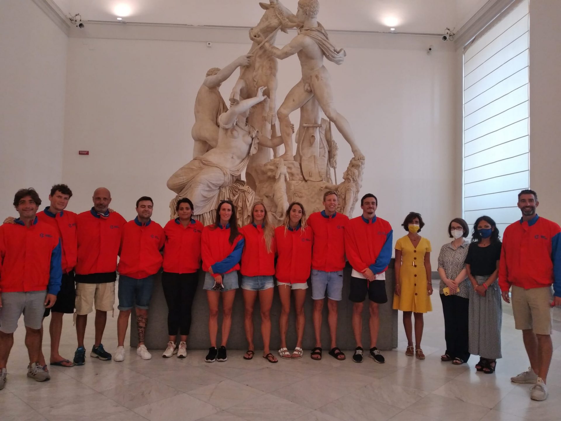 Napoli, i campioni di nuoto in visita alla mostra dei Gladiatori del Mann