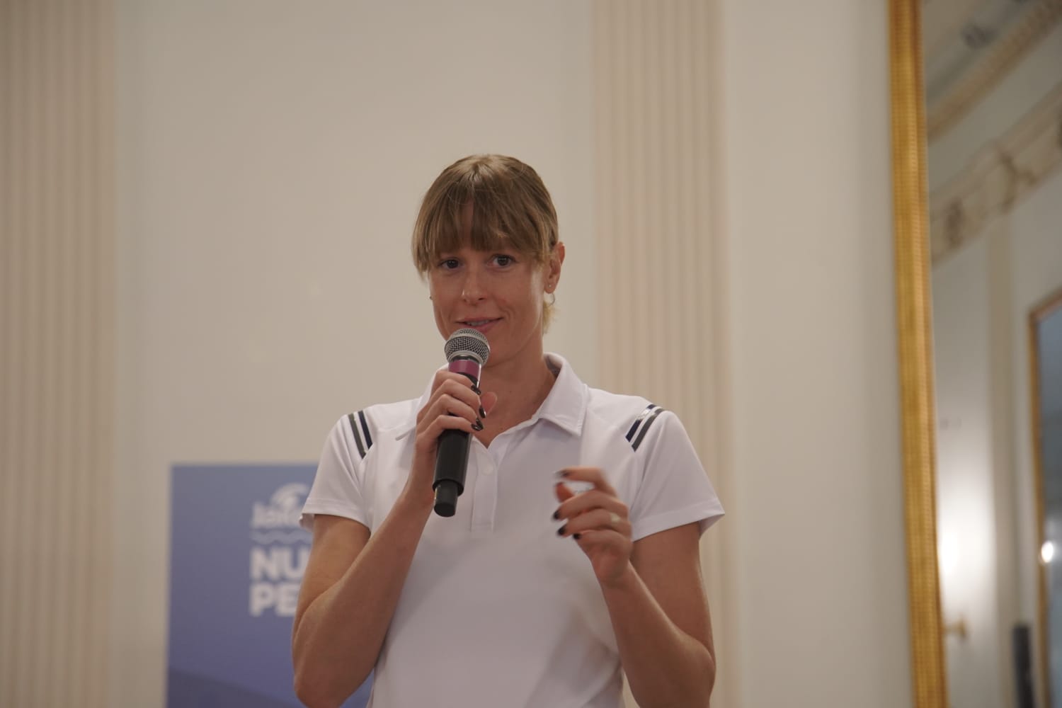 Federica Pellegrini, testimonial JAKED, consegna 20 borse di studio di nuoto ai bambini