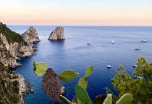 Capri, i Faraglioni si illuminano di rosa per la prevenzione e la cura del tumore al seno