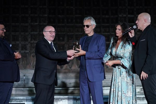 Premio San Gennaro Day 2021: Andrea Bocelli incanta il Duomo con "Core 'ngrato" (GALLERY)