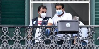 Caduto dal balcone a Napoli, proseguono le indagini
