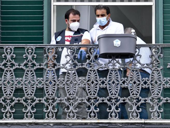 Caduto dal balcone a Napoli, proseguono le indagini