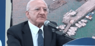 De Luca guida i sindaci contro l'autonomia, insulto a Meloni