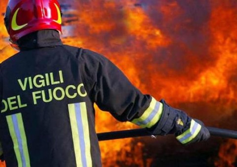 San Gennaro Vesuviano, incendio nel piazzale di una concessionaria: 2 auto distrutte
