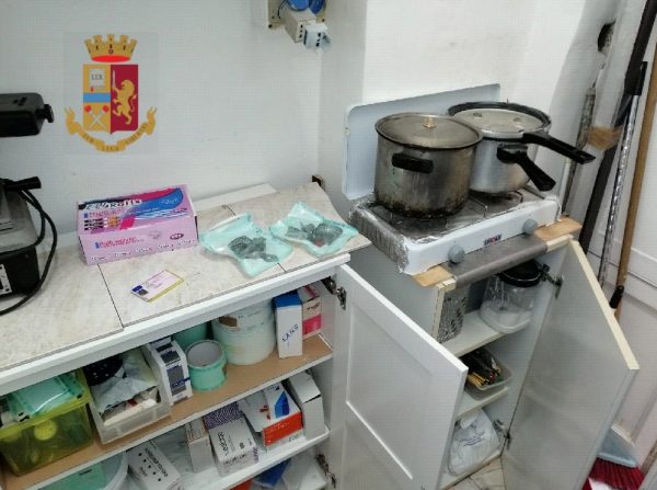 Napoli, Montesanto: scoperto un falso dentista e rinvenuti strumenti non sterilizzati [FOTO]