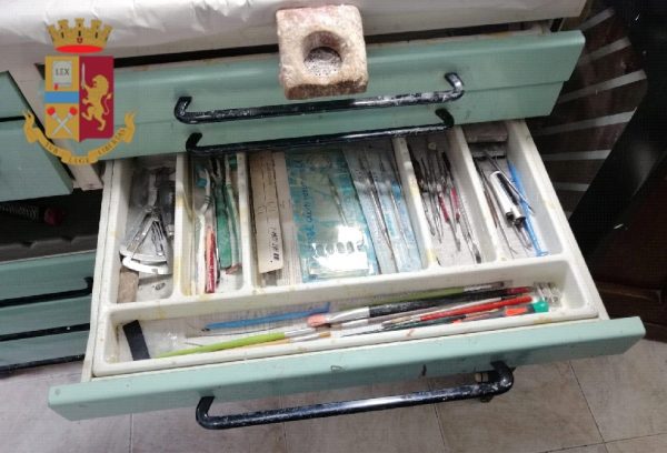 Napoli, Montesanto: scoperto un falso dentista e rinvenuti strumenti non sterilizzati [FOTO]