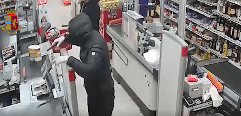 Napoli, rapina con pistola nel supermercato di via Solario: arrestato un 41enne (VIDEO)