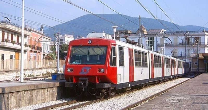 Eav, un 40enne si lancia sui binari della Circumvesuviana