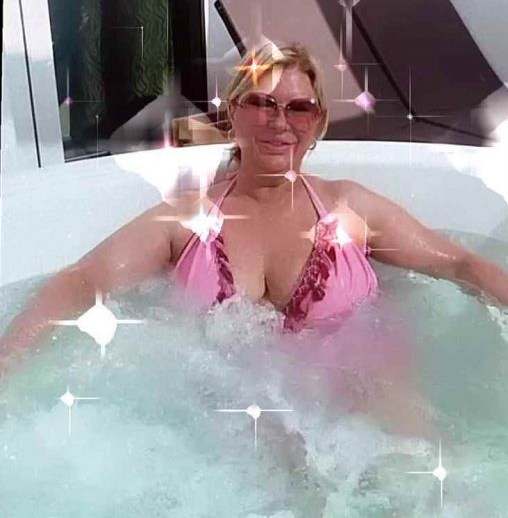 Uomini e Donne, anticipazioni: tornata single, Tina si rilassa in piscina [FOTO]