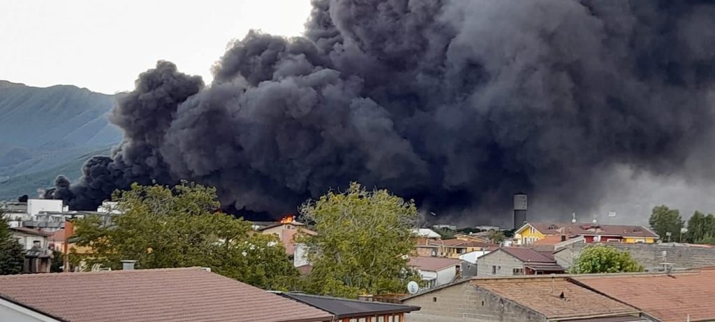 Vasto incendio a Benevento: Nube tossica anche su Napoli