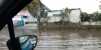 Maltempo a napoli, auto bloccate ad Agnano sommersa dall'acqua