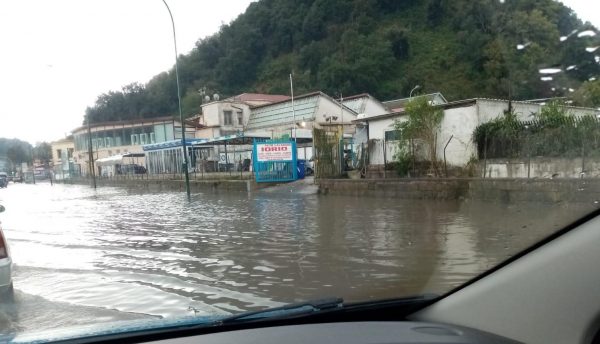 Maltempo a napoli, auto bloccate ad Agnano sommersa dall'acqua