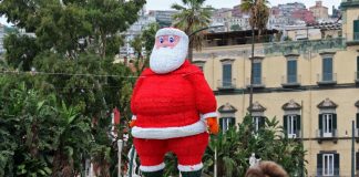 Piazza Vittoria, rimosso il Babbo Natale della discordia