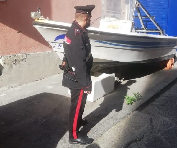 Torre Annunziata, Carabinieri tra gli abusivismi: sequestrata barca “parcheggiata” in via Cavour
