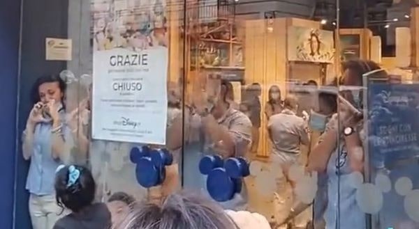 Napoli, chiude il Disney store in via Toledo: dipendenti in lacrime dietro le vetrine